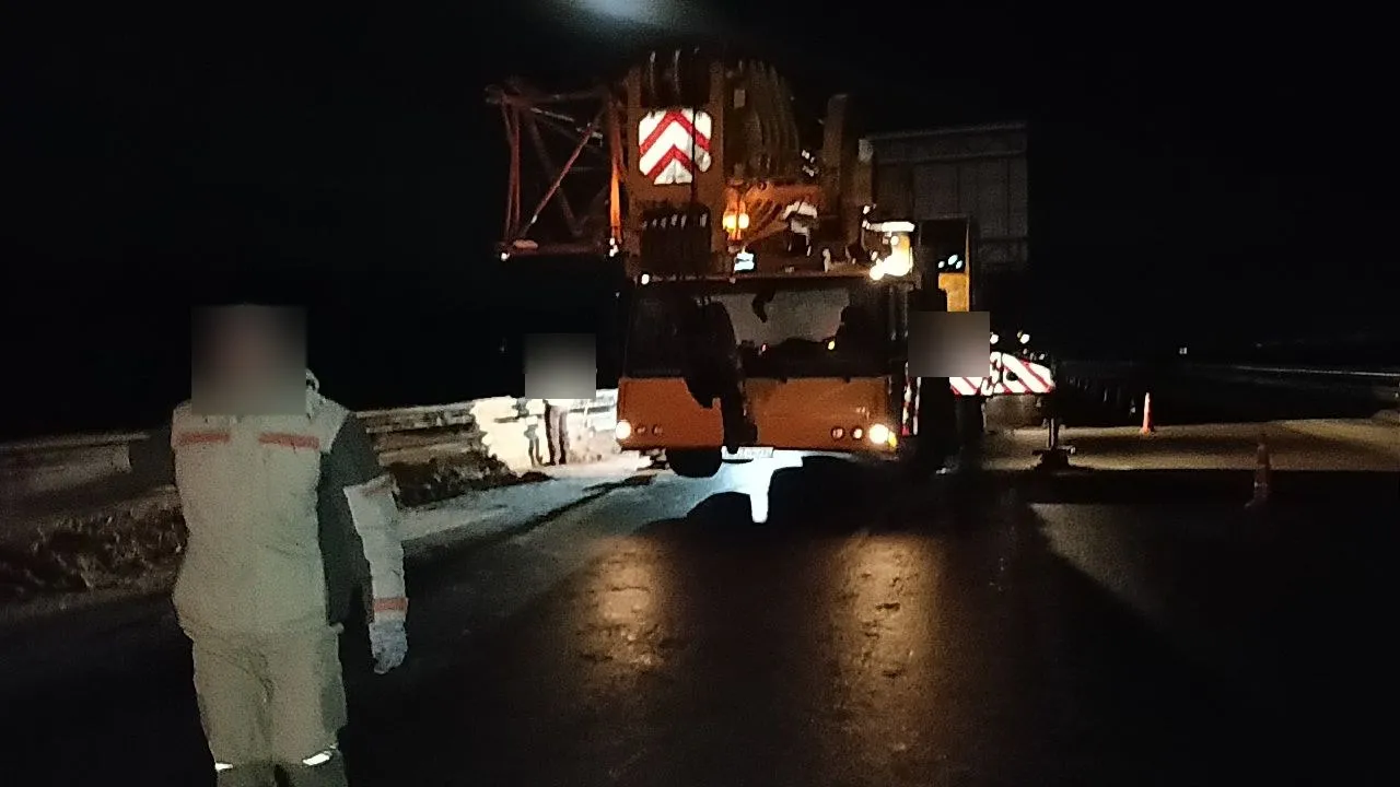 Ночной монтаж ССК на федеральной трассе, 100-тонный кран Liebherr на стабилизирующих опорах