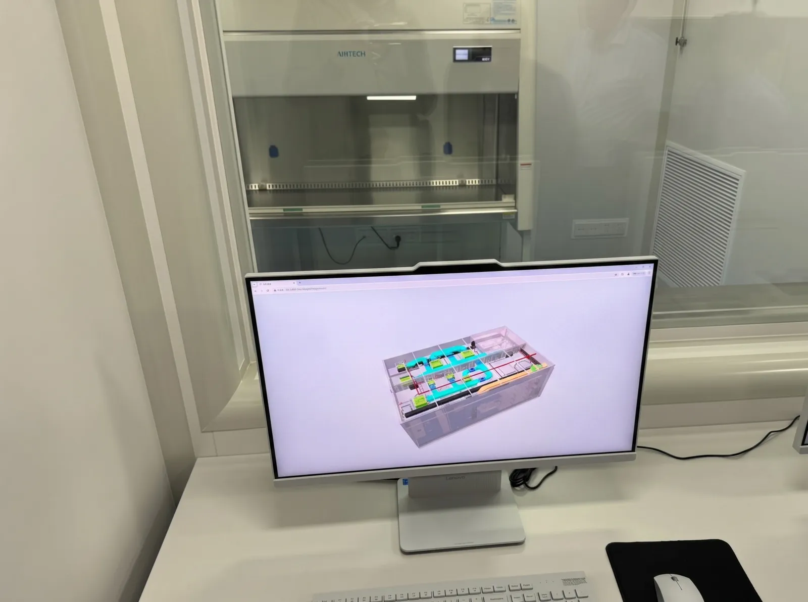 Рабочее место оператора рядом с производственной зоной — монитор с BIM-моделью модуля